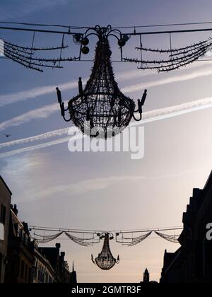 Oxford, England - 11. Dezember 2018 die Cornmarket Street ist seit über 1000 Jahren ein wichtiges Handelszentrum von Oxford. Der Name leitet sich von einem Mais ab Stockfoto