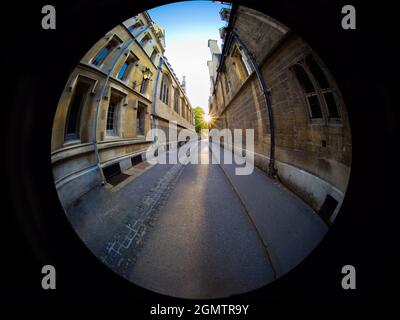 Oxford, England - 20. Juli 2020; Keine Menschen im Blick. Nur ich und mein Schatten... Die Brasenose Lane ist eine malerische Gasse im Herzen des historischen Oxford. It Stockfoto