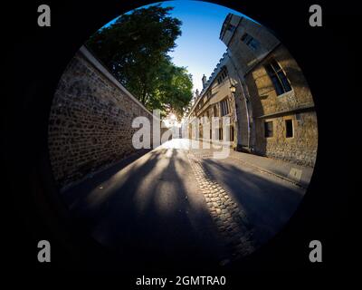 Oxford, England - 20. Juli 2020; Keine Menschen im Blick. Nur ich und mein Schatten... Die Brasenose Lane ist eine malerische Gasse im Herzen des historischen Oxford. It Stockfoto