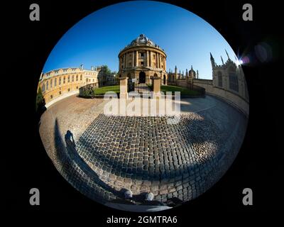 Oxford, Oxfordshire, Großbritannien - 20; Radcliffe Square liegt im Herzen des historischen Oxford. Im Mittelpunkt steht die runde Radcliffe-Kamera; dieser Abstutzer Stockfoto