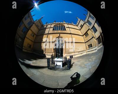 Oxford, England - 7. August 2020; Hier sehen wir eines der berühmtesten Gebäude im Herzen von Oxford - die weltberühmte Bodleian Library of the Unive Stockfoto