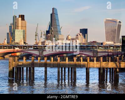 Die City of London ist ein globales Finanzzentrum; ihre Skyline hat sich in den letzten Jahren dramatisch verändert. Die Londoner haben viele der neuen Skys den Spitznamen gegeben Stockfoto