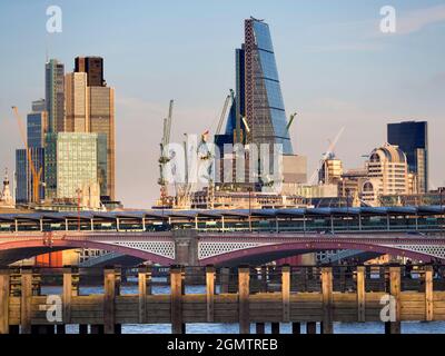 Die City of London ist ein globales Finanzzentrum; ihre Skyline hat sich in den letzten Jahren dramatisch verändert. Die Londoner haben viele der neuen Skys den Spitznamen gegeben Stockfoto