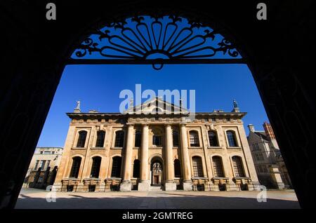 Das Clarendon Building ist ein neoklassizistisches Gebäude der Universität Oxford aus dem frühen 18. Jahrhundert. Es liegt in der Broad Street, neben der Bodleian Library Stockfoto