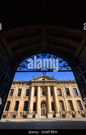 Das Clarendon Building ist ein neoklassizistisches Gebäude der Universität Oxford aus dem frühen 18. Jahrhundert. Es liegt in der Broad Street, neben der Bodleian Library Stockfoto