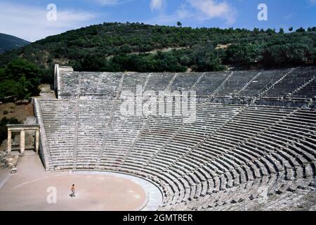 Epidaurus, Griechenland - 1999. Juni; das antike griechische Amphitheater in Epidaurus ist berühmt für seine akustische Sprache; dies ist so klar, dass man von oben hören kann Stockfoto