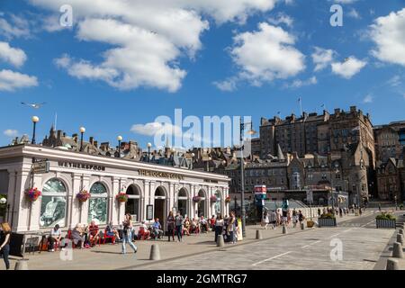 The Booking Office Wetherspoons Pub auf der Waverley Bridge, Edinburgh Stockfoto