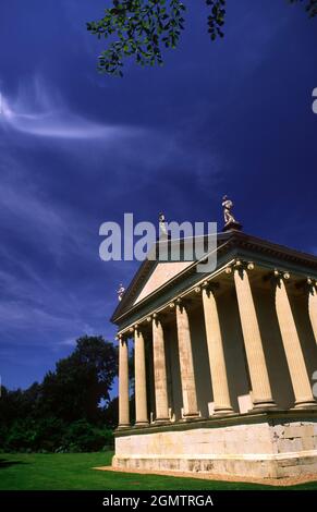 Stowe House ist ein wunderschönes Landhaus in Stowe, Buckinghamshire, England. Seine weitläufigen Gärten - bekannt als Stowe Landscape Gardens - sind eine feine Exa Stockfoto