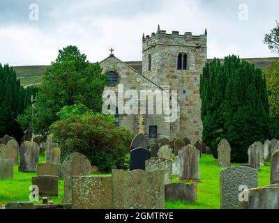 Südlicher Aspekt der St. Hilda's Church Danby North Yorkshire, UK in Danby Dale erbaut auf einem alten vorchristlichen Begräbnisplatz mit reifer Eibe, einem großen Az Stockfoto