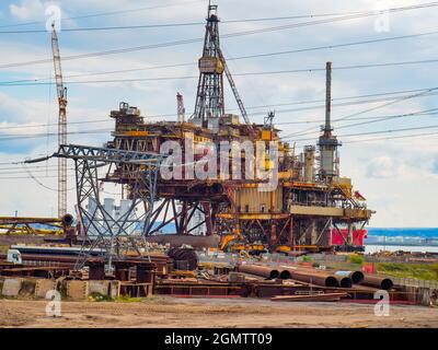 Oberes Deck der Shell Brent Alpha Produktionsplattform während des Recyclings im Able UK Werk in Greatham, September 2021 Stockfoto