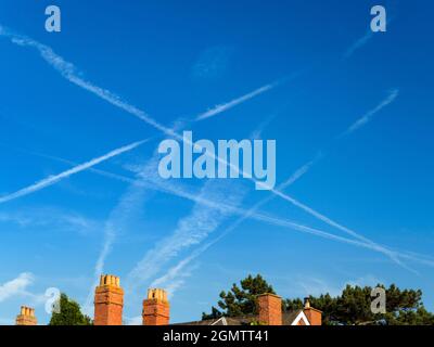 Aus irgendeinem seltsamen Grund hat mein Heimatdorf Radley in Oxfordshire, Großbritannien, oft einen spektakulären Himmel. Eine ihrer Seltenheiten ist die Häufigkeit der Himmel whic Stockfoto