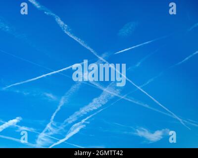 Aus irgendeinem seltsamen Grund hat mein Heimatdorf Radley in Oxfordshire, Großbritannien, oft einen spektakulären Himmel. Eine ihrer Seltenheiten ist die Häufigkeit der Himmel whic Stockfoto