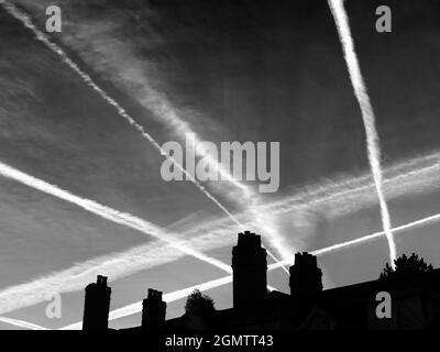 Aus irgendeinem seltsamen Grund hat mein Heimatdorf Radley in Oxfordshire, Großbritannien, oft einen spektakulären Himmel. Eine ihrer Seltenheiten ist die Häufigkeit der Himmel whic Stockfoto