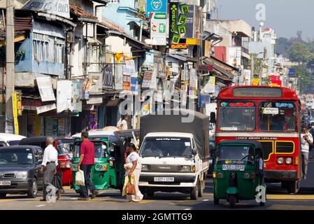 Kandy, Sri Lanka - 11. Februar 2014; Kandy ist eine große, historische Stadt im Zentrum von Sri Lanka. Es liegt auf einem Hochplateau, umgeben von Bergen, die ho sind Stockfoto