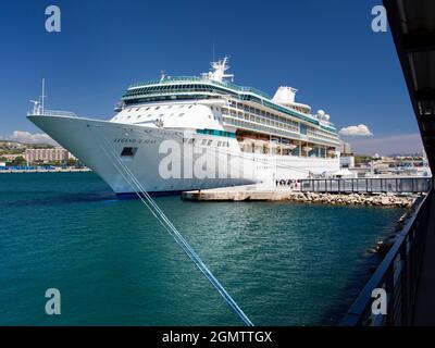 Marseille, Frankreich - 20. Juni 2013; zu Zeiten vor der Pandemie wehten Luxuskreuzfahrtschiffe wie diese Passagiere auf der ganzen Welt. Werden wir ihre sehen Stockfoto