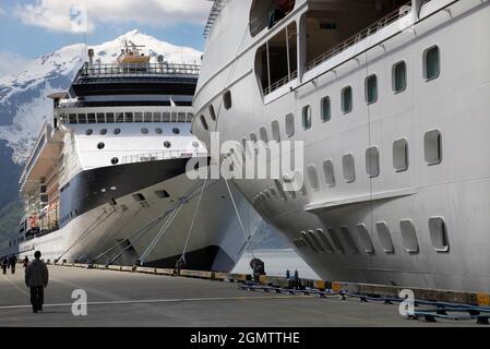 Alaska, USA - 24. Mai 2010; mehrere Menschen in Sicht; Eine kleine Küstenstadt am Alaska Panhandle, der Postweg von Skagway, ist ein beliebter Stopp für ein Kreuzschiff Stockfoto