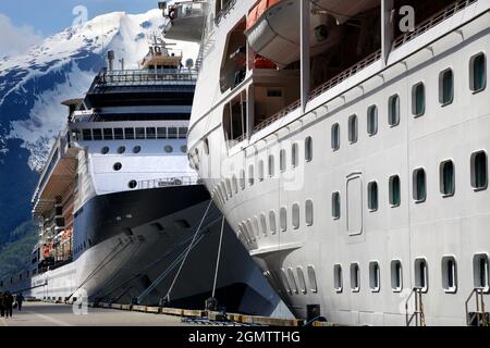 Alaska, USA - 24. Mai 2010; mehrere Menschen in Sicht; Eine kleine Küstenstadt am Alaska Panhandle, der Postweg von Skagway, ist ein beliebter Stopp für ein Kreuzschiff Stockfoto