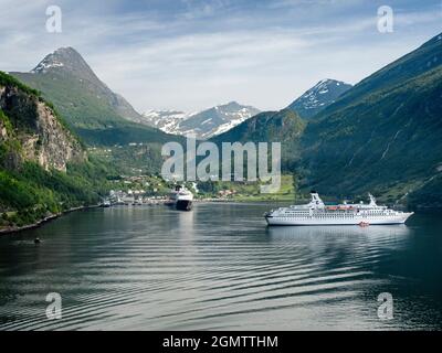 Der herrliche Geiranger Fjord liegt in der Sunnm¿re Region von M¿re Og Romsdall, Norwegen. Es ist eine der beliebtesten Touristenattraktionen Norwegens, es ist eine der beliebtesten Touristenattraktionen Norwegens Stockfoto