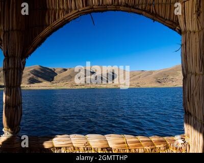 Titicacasee, Peru – 17. Mai 2018; Mit einer Höhe von 3,812 Metern (12,507 Fuß) ist der wunderschöne, schmuckartige See Titicaca der höchste See Stockfoto