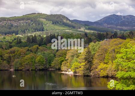 Wunderschöne Aussicht auf den Fluss Tummel (Loch Faskally) und Ben Vrackie vom Fonab Castle, Pitlochry Stockfoto