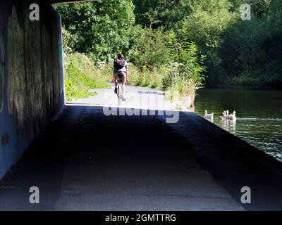 Iffley, Oxfordshire - England - 13. Juli 2019; ein Biker im Blick. Es ist früh an einem Sommermorgen, und ich bin auf meinem täglichen Spaziergang. Ich bin unter einer alten Brücke Stockfoto