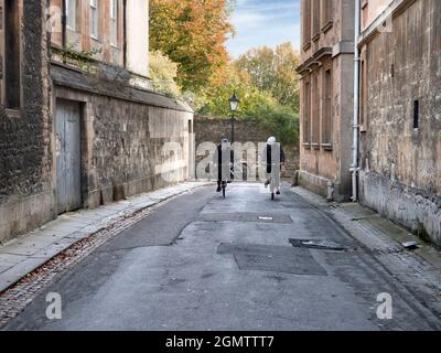 Oxford, England, 10. Oktober 2019; zwei Radfahrer in Schuss. Die historische Stadt Oxford hat viele berühmte Sehenswürdigkeiten, Wahrzeichen und Universitäten zu sehen. Stockfoto
