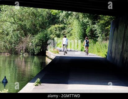 Iffley, Oxfordshire - England - 13. Juli 2019; zwei Biker im Blick. Es ist früh an einem Sommermorgen, und ich bin auf meinem täglichen Spaziergang. Ich bin unter einer alten Brid Stockfoto