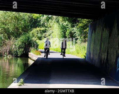 Iffley, Oxfordshire - England - 13. Juli 2019; zwei Biker im Blick. Es ist früh an einem Sommermorgen, und ich bin auf meinem täglichen Spaziergang. Ich bin unter einer alten Brid Stockfoto