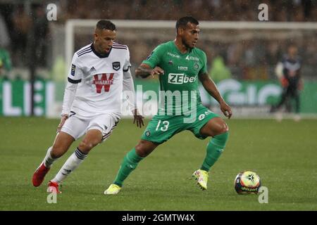 Miguel TRAUCO von Saint Etienne und Mehdi ZERKANE von Bordeaux während des Fußballspiels der französischen Meisterschaft Ligue 1 zwischen AS Saint-Etienne und dem FC Girondins de Bordeaux am 18. September 2021 im Geoffroy-Guichard-Stadion in Saint-Etienne, Frankreich - Foto: Romain Biard/DPPI/LiveMedia Stockfoto