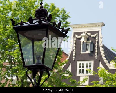 Amsterdam, Niederlande - 28. Mai 2016; Amsterdam ist die Hauptstadt von NetherlandsÕ und berühmt für ihr künstlerisches Erbe, ihr malerisches Kanalsystem und ihr schmal anriges Hou Stockfoto