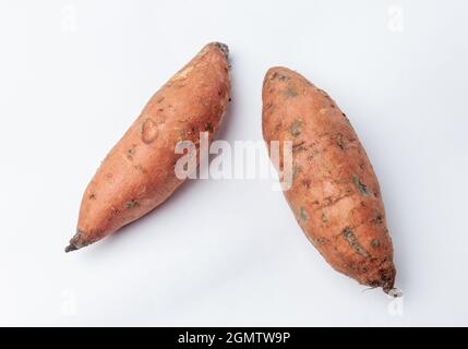 Zwei Süßkartoffeln auf weißem Hintergrund Stockfoto