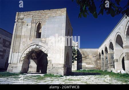 Sultanhani, Türkei, Juni 2003; Sultan Han ist eine große Seldschuken-Karawanserei aus dem 13. Jahrhundert in der Stadt Sultanhani, Provinz Aksaray, Türkei. Bu Stockfoto