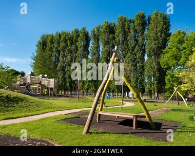 Abingdon, England - 20. Mai 2020 Ein Spielplatz ohne Kinder kann ein eher trauriger und unheimlicher Ort sein. Hier sehen wir einen in Abbey Fields, Abingdon, früh Stockfoto