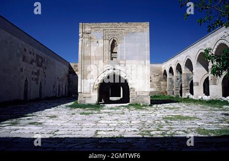 Sultanhani, Türkei, Juni 2003; ; Sultan Han ist eine große Seldschuken-Karawanserei aus dem 13. Jahrhundert in der Stadt Sultanhani, Provinz Aksaray, Türkei. Stockfoto