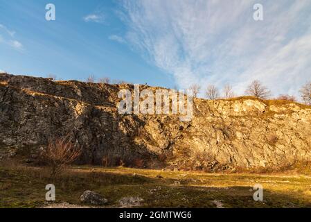 Ehemaliger Kalksteinbruch auf Kamenarka Hügel über Stramberk Stadt in der Tschechischen republik während schönen Herbsttag Stockfoto