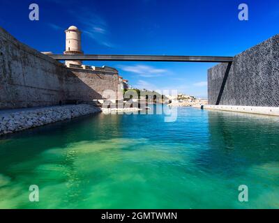 Marseille, Frankreich - 20. Juni 2013; keine Menschen im Blick. Lebendige smaragdgrüne mediterrane Gewässer zieren die alte Gegend von Fort Saint-Jean in Marseille, Frankreich. Th Stockfoto