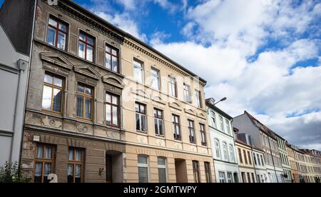 Renovierung: Renoviert neben unsaniertem Altbau in der historischen Altstadt von Wismar, Mecklenburg-Vorpommern, Deutschland Stockfoto