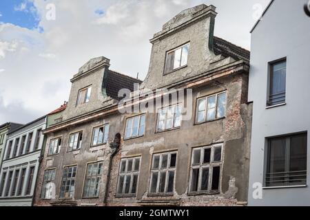 Historische Gebäude, die sanierungsbedürftig sind, in der Altstadt von Wismar, Mecklenburg-Vorpommern, Deutschland Stockfoto