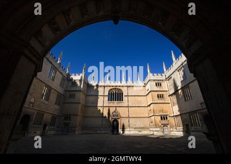 Oxford, England - 2007; Hier sehen wir eines der berühmtesten Gebäude im Herzen von Oxford - die weltberühmte Bodleian Library der University of Oxford Stockfoto