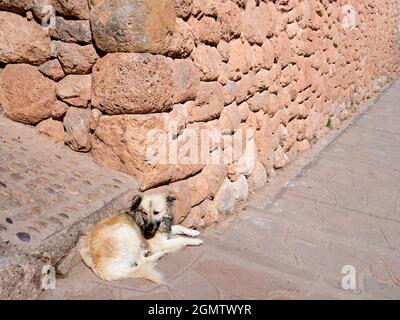 Chinchero, Peru - 12. Mai 2018 Chinchero ist eine kleine Marktstadt, direkt an der Hauptstraße zwischen Cusco und Urubamba. Es ist berühmt für seine Textilien und Stockfoto