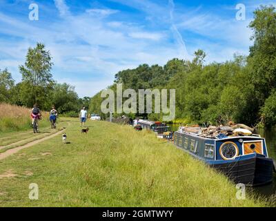 Abingdon in Oxfordshire, England - 12. Juli 2020; vier Personen in Schuss. Selbst während einer Pandemie geht das Leben weiter. Hier sehen wir ein typisch englisches s Stockfoto