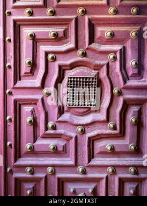 Salamanca, Spanien - 13. April 2017 Eine seltsame rote Tür zur Päpstlichen Universität Salamanca, Spanien. Diese private Universität wurde von und errichtet Stockfoto