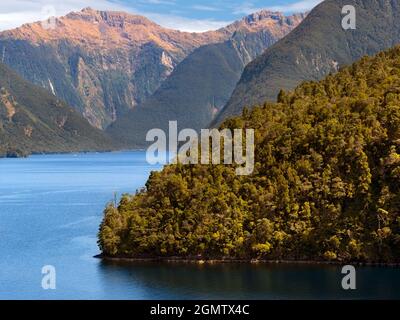 Fiordland, Neuseeland - 25. Februar 2019; Doubtful Sound ist ein herrlicher Fjord des gleichnamigen Fjords im Westen von Neuseeland Stockfoto