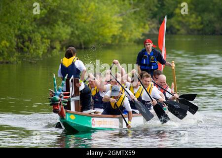 Abingdon, Oxfordshire, Großbritannien – der Dragon Boat Day am 2009. September ist eine seit langem etablierte, jährliche Spendenaktion, die am und neben dem River Th stattfindet Stockfoto