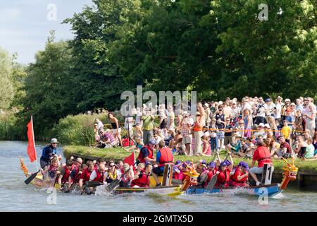 Abingdon, Oxfordshire, Großbritannien - 2012. September; der Dragon Boat Day ist eine seit langem etablierte, jährliche Spendenaktion, die auf und neben dem River T stattfindet Stockfoto