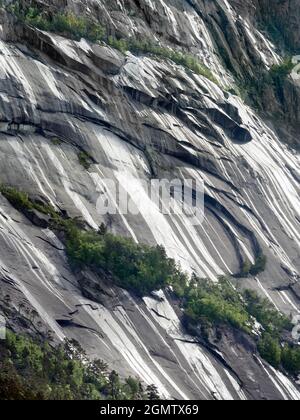 Eidfjord ist eine kleine Stadt im Bezirk Hardanger, an der Westküste Norwegens. Es liegt am Ende des Eidfjords, einem inneren Ast des Großen Stockfoto