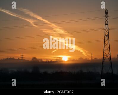 Radley Village, Oxfordshire, Großbritannien - 27. Februar 2021; Keine Menschen im Blick. Ich liebe Strommasten; ich finde ihre abstrakten, spotten Formen endlos fa Stockfoto