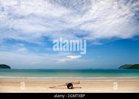 Langkawi, Malaysia - 6. April 2011 Dieses tropische Paradies hat alles - schimmernden weißen Sand, verbogene Palmen und, zumindest am Morgen Stockfoto