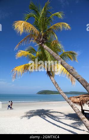 Langkawi, Malaysia - 6. April 2011 Dieses tropische Paradies hat alles - schimmernden weißen Sand, verbogene Palmen und, zumindest am Morgen Stockfoto