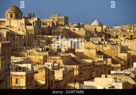 Valletta, Malta - Juni 2000; Valletta liegt in der südöstlichen Region der Hauptinsel und ist die Hauptstadt von Malta. Blick auf den Grand Harbour Stockfoto